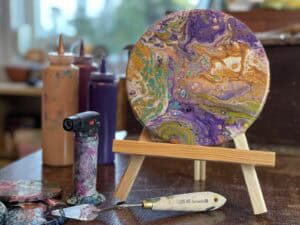 Creatieve schilderworkshop met kleurrijk kunstwerk op mini-easel.