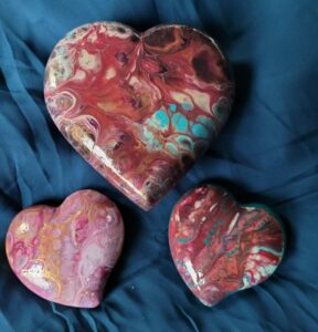 Hartvormige kunstwerken van verf en epoxy, perfect voor creatieve workshops en decoratie.