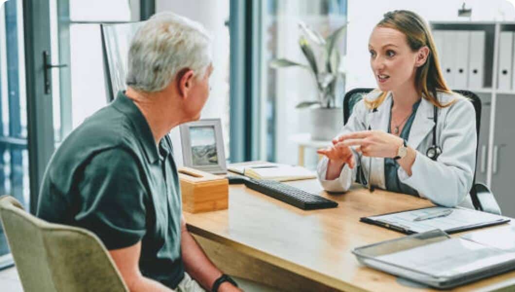 Oudere patiënt krijgt advies van zorgprofessional in een consult.