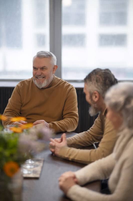 Ledenpanel van Vivent Langer Thuis in een vergadering, lachend en betrokken.