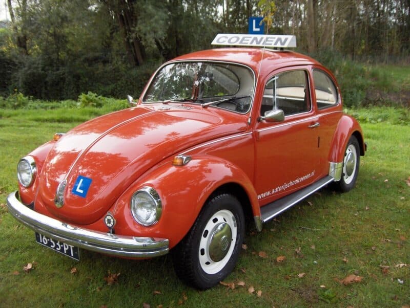 Autorijschool Coenen - Leer autorijden in een klassieke Volkswagen Kever.