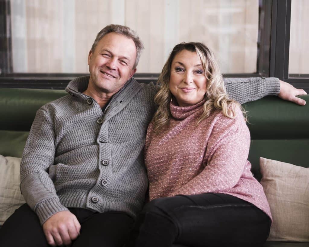 Ouders genieten samen in Langer Thuis woonzorgcentrum.