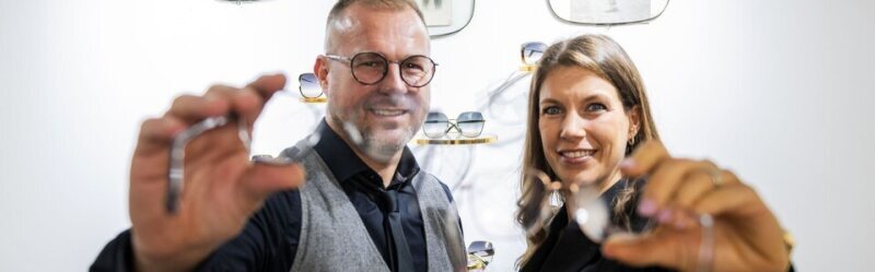 Opticien die bij klanten thuis brillen en oogzorg biedt, service op maat.