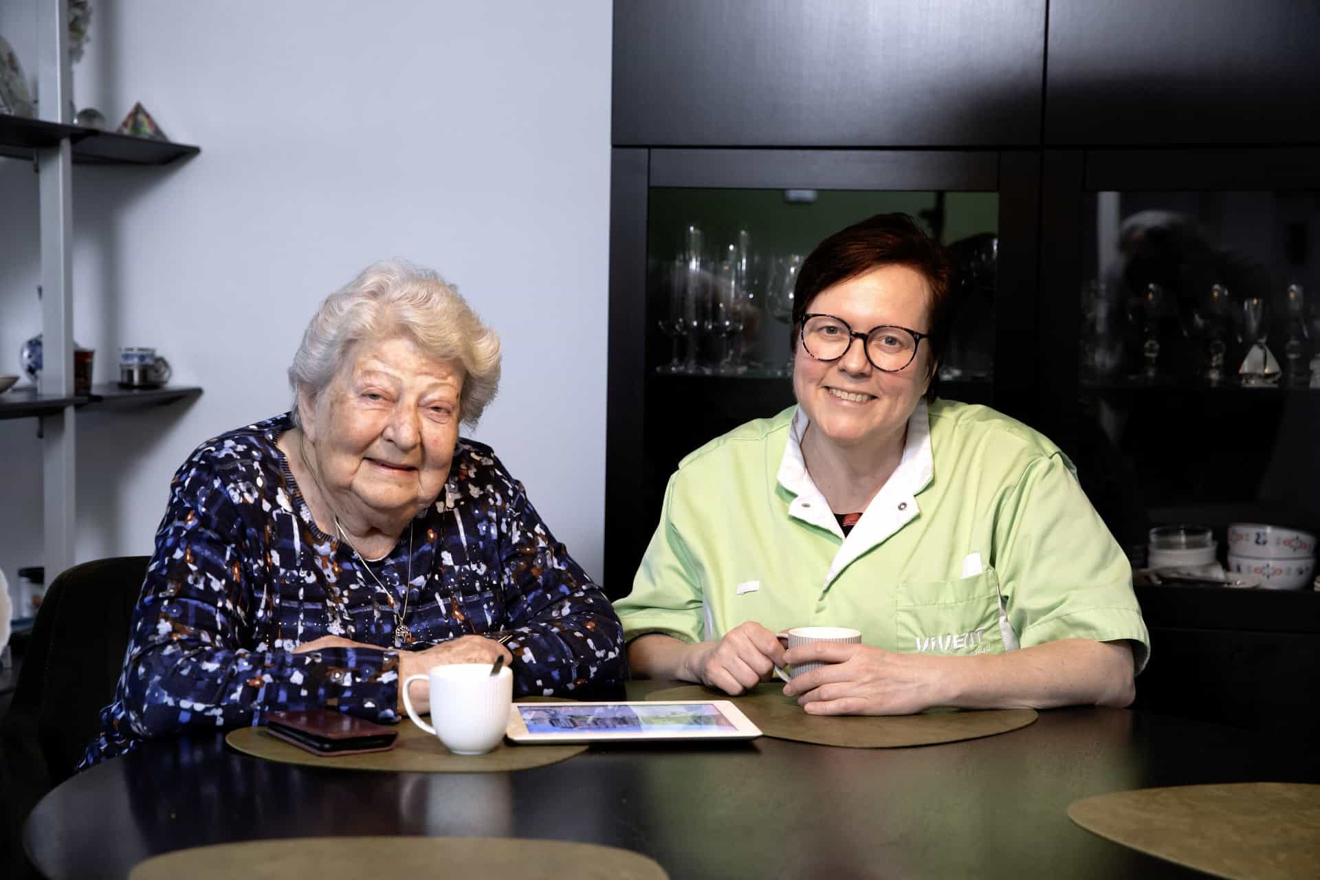 Oudere vrouw en verzorgende in woonzorgcentrum Vivent Langer Thuis.