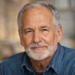 Oudere man die zorg ontvangt in Langer Thuis omgeving.