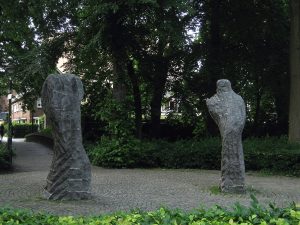 Beeld van twee abstracte sculpturen tijdens Sponsorwandeling in park.