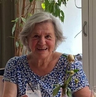 Vrouwelijke senior geniet van haar tijd in Vivent Langer Thuis.